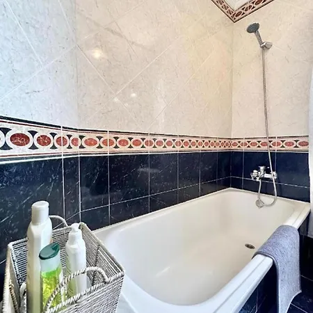 Stunning 3 Bedroom In With Ocean Views 아파트 *