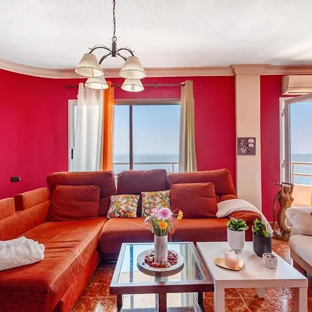 Stunning 3 Bedroom In With Ocean Views *