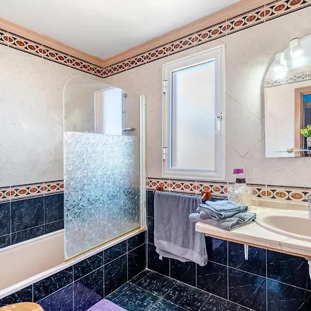 Stunning 3 Bedroom In With Ocean Views * Radazul