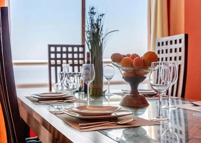 Stunning 3 Bedroom In With Ocean Views דירה *