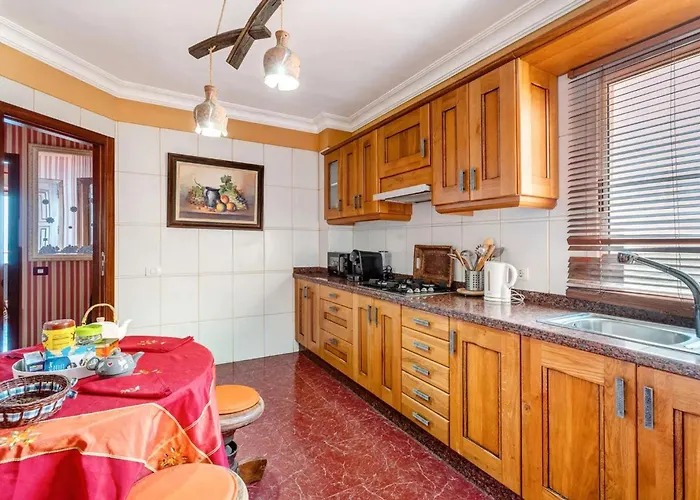 Stunning 3 Bedroom In With Ocean Views דירה