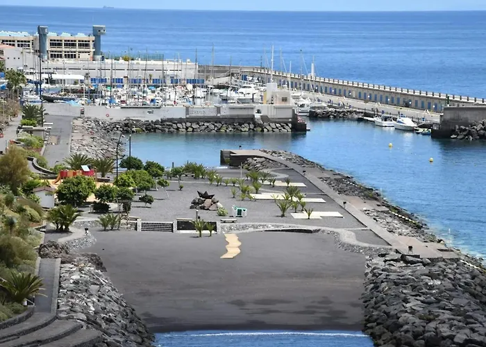 Stunning 3 Bedroom In With Ocean Views דירה *